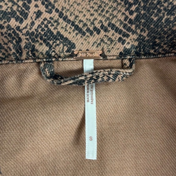 Free People Snakeskin Animal Print Denim‎ Jacket Women's Small Button Down - Picture 7 of 16